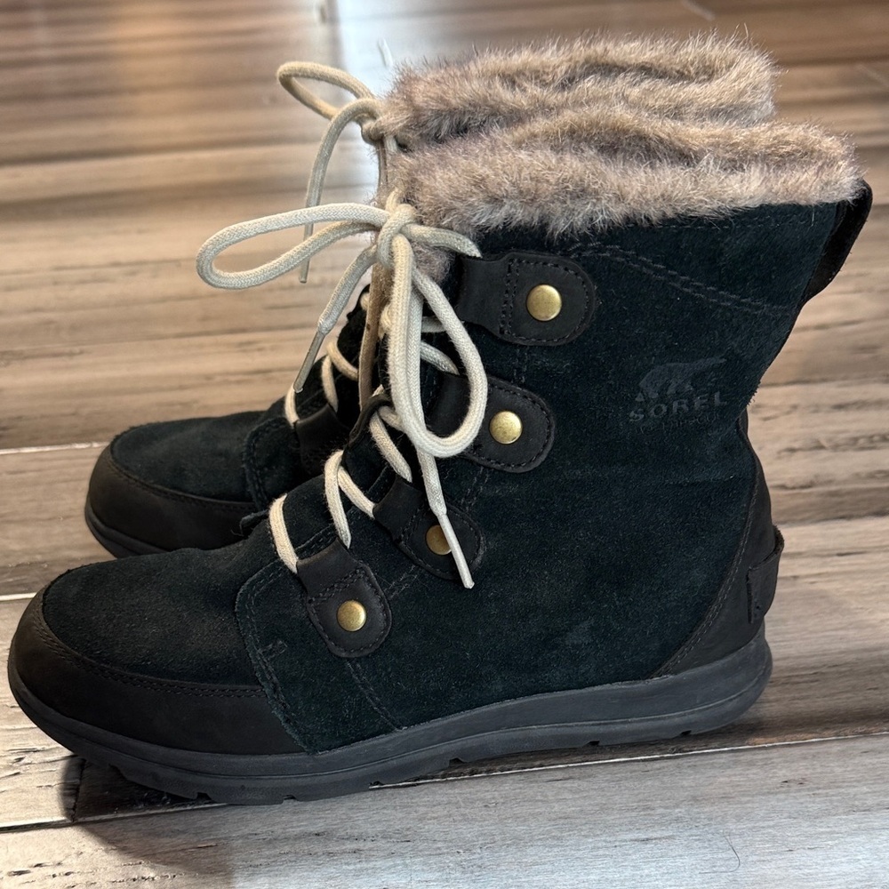 Sorel Black Suede Lace-Up Winter Boots with Gray Faux-Fur Collar size 9